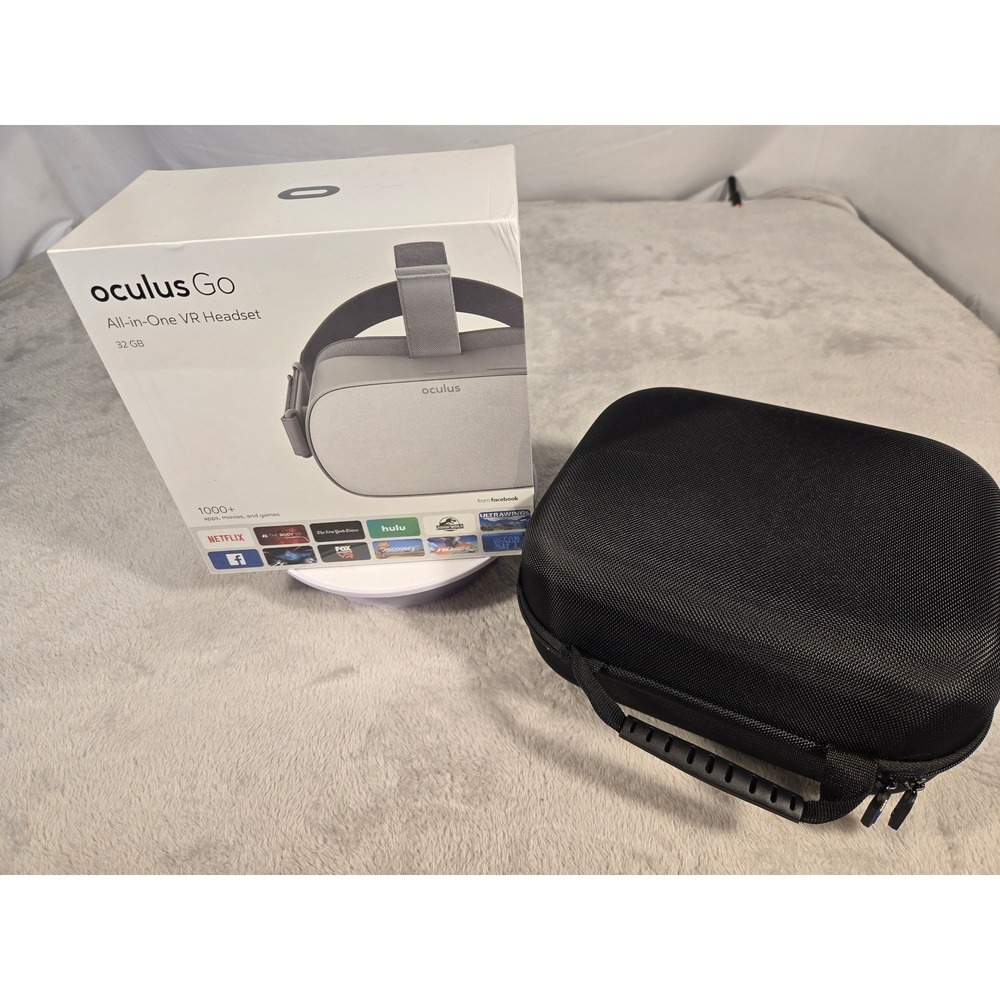 Oculus Go 32GB All-in-One VR Headset White with Casematix Hard Travel Case - Picture 3 of 11